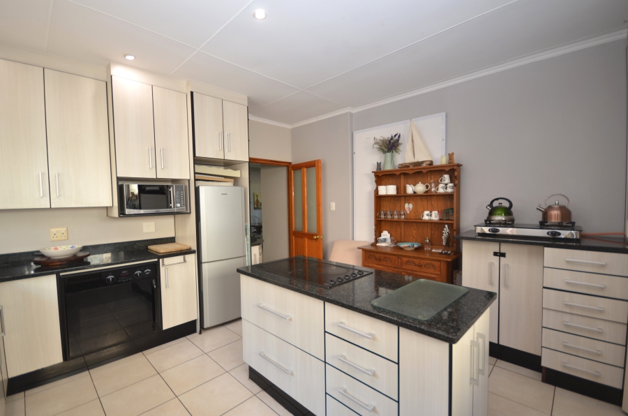 To Let 5 Bedroom Property for Rent in Kidds Beach Eastern Cape